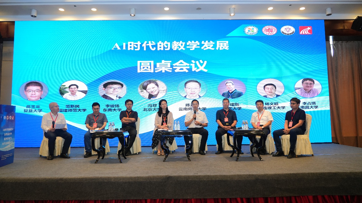 一群人站在屏幕前AI 生成的内容可能不正确。