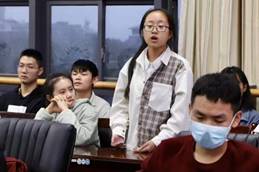 一群年轻人在房间里中度可信度描述已自动生成